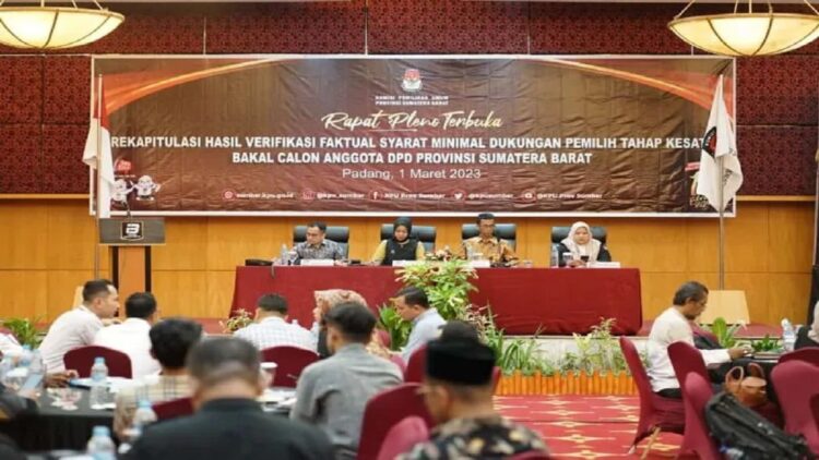 KPU Sumbar Nyatakan 12 Balon DPD RI Penuhi Syarat Verfak, Ini Daftarnya 1 Rapat pleno terbuka rekapitulasi hasil verifikasi faktual syarat dukungan minimal pemilih tahap kesatu oleh KPU Sumbar, Rabu (1/3) malam. (ANTARA/Mario SN)