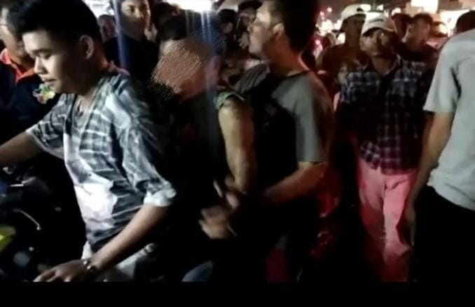 Keciduk Warga, Pencuri HP di Padang Nyaris Dibakar Massa 1 Seorang pencuri diamankan usai nyaris dibakar massa yang geram. (Foto: Dok. Istimewa)