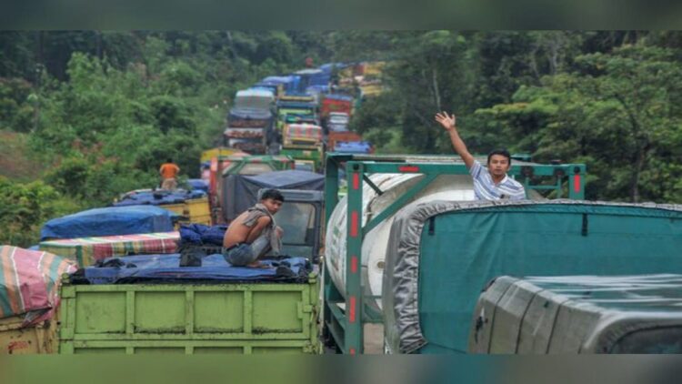 Pantauan kemacetan di Jalan Lintas Batanghari-Sarolangun, Jambi. (Foto: Dok. Antara)