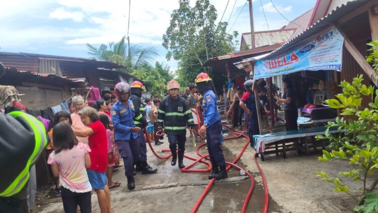 Kebakaran di kawasan Lubukbuaya, Kecamatan Kototangah, Kota Padang, Sumatera Barat (Sumbar) pada Kamis (2/3/2023) siang. (Foto: Dok. Dinas Damkar Padang)