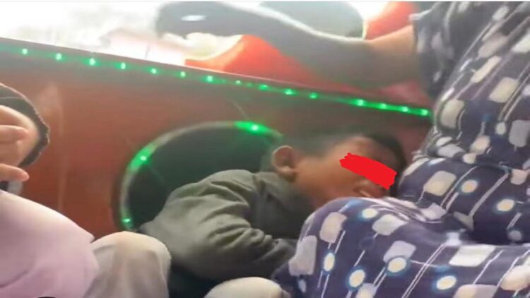 Viral Aksi Ibu di Padang Aniaya Seorang Bocah di Angkot 1 Aksi seorang ibu di Padang ini menganiaya seorang bocah yang diduga anaknya viral di media sosial. (Foto: Dok. Istimewa)
