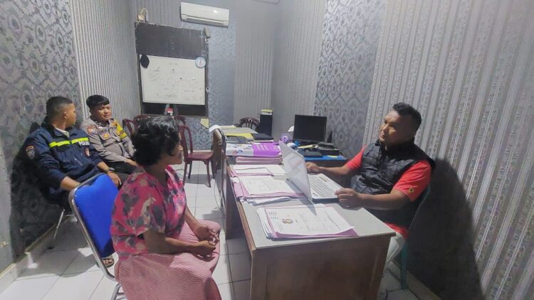 Polisi memeriksa ibu yang menganiaya bocah di atas angkot di Padang. (Foto: Dok. Istimewa)