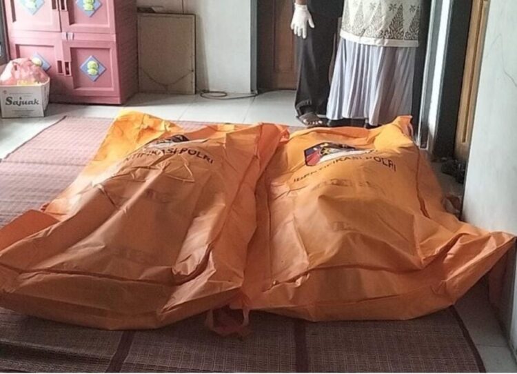Sepasang suami istri tewas di Padangpariaman dimasukkan ke kantong jenazah. (Foto: Dok. Istimewa)