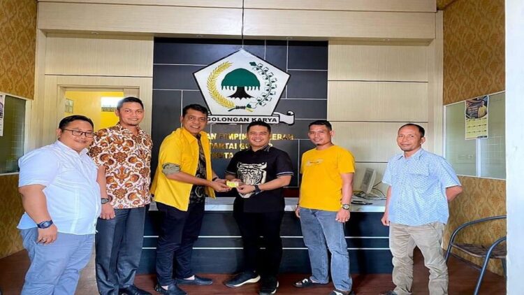 Ketua Perindo Sumbar Ii Apriyatna resmi pindah ke Partai Golkar Padang. (Foto: Dok. Istimewa)