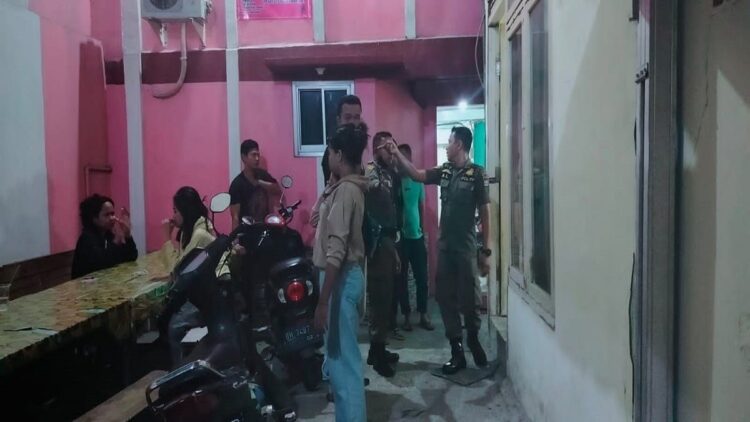 Pasangan sejoli tanpa ikatan pernikahan yang ditangkap pada Senin (6/3/2023) dini hari. (Foto: Dok. Satpol PP Padang)
