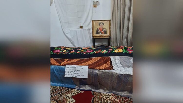 Dimakamkan di Kalibata, Almarhum Azwar Anas Pernah Minta Dikuburkan di TMP Kusuma Negara Padang 1 Foto dan jasad almarhum Gubernur Sumbar era 1980-an, Letjen TNI (Purn) Azwar Anas. (Foto: Dok. Istimewa)