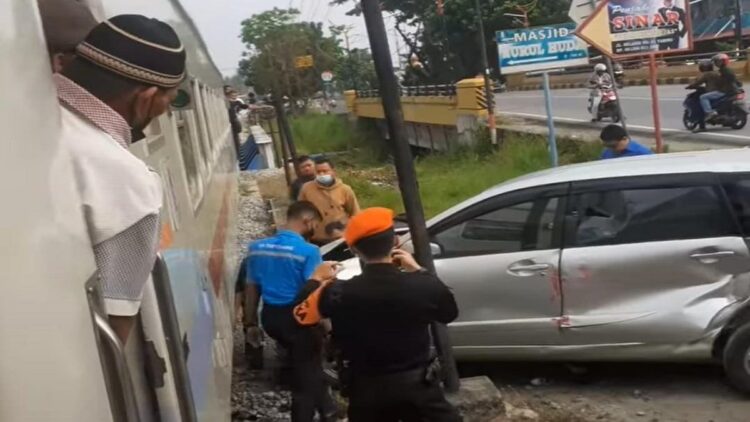 Mobil Avanza Ditabrak Kereta Api di Padang, Tak Ada Korban Jiwa 1 Mobil Avanza mengalami ringsek usai ditabrak kereta api. (Foto: Dok. Istimewa)