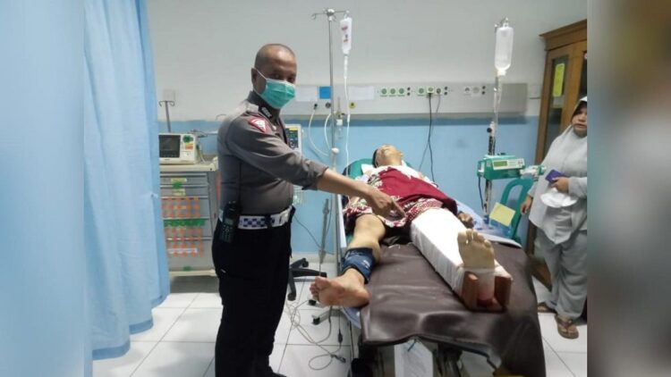 Terlindas Truk, Karyawan Semen Padang Alami Patah Kaki 1 Korban kecelakaan truk dan motor di Indarung dilarikan ke rumah sakit akibat patah kaki. (Foto: Dok. Polsek Lubuk Kilangan)