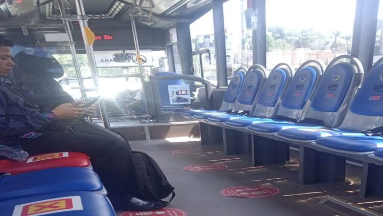 Layanan terganggu, penumpang Trans Padang Koridor 5 dan 6 bayar tiket pake uang tunai. (Foto: Dok. Istimewa)