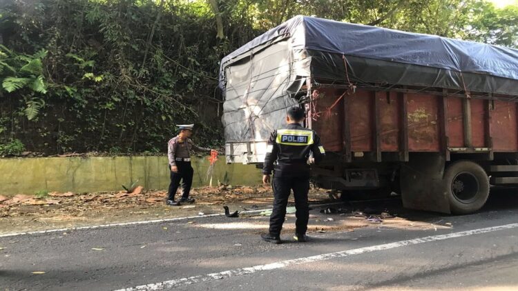 Remaja di Pariaman Tewas usai Tabrak Truk Parkir 1 Lokasi remaja yang mengalami kecelakaan di Kota Pariaman pada Rabu (8/3/2023) pagi. (Foto: Dok. Polres Pariaman)