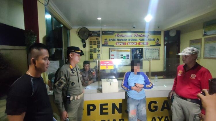 Pelaku pencurian kotak amal di Masjid Nurul Iman ditangkap dan diserahkan ke Polresta Padang. (Foto: Dok. Satpol PP)