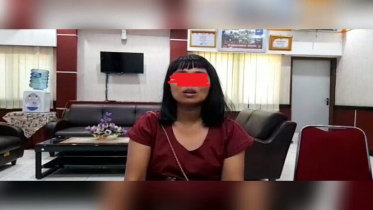 Pemosting iklan trotoar yang disewakan di Kota Padang meminta maaf kepada publik. (Foto: Dok. Satpol PP Kota Padang)