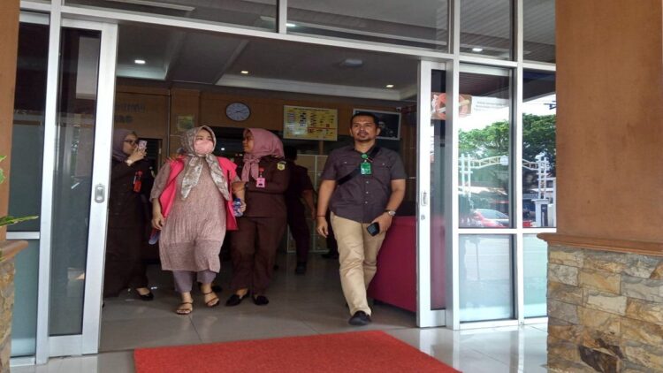 Terpidana kasus korupsi korupsi syariah ditangkap tim tangkap buronan (Tabur) kejaksaan. (Foto: Dok. Kejari Padang)