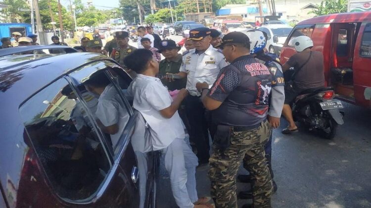 Petugas gabungan sedikit bersitegang dengan pemilik kendaraan yang tak mau kendaraannya ditertibkan karena parkir sembarangan. (Foto: Dok. Istimewa)