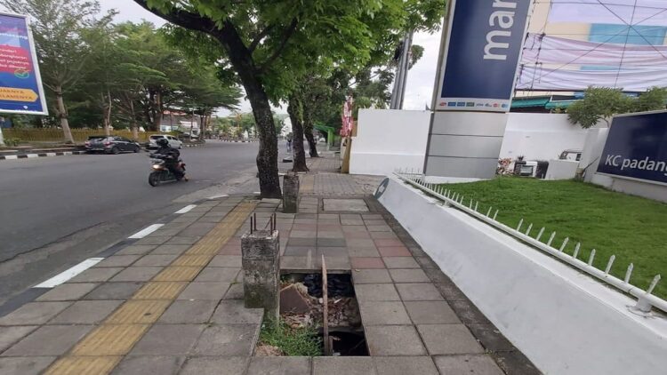 Terperosok Lubang Trotoar, Peserta Studi Tur di Padang Dilarikan ke Rumah Sakit 1 Kondisi lubang trotoar yang berada di depan Bank Mandiri, Jalan Gereja, Kecamatan Padang Barat, Kota Padang. (Foto: Dok. Istimewa)