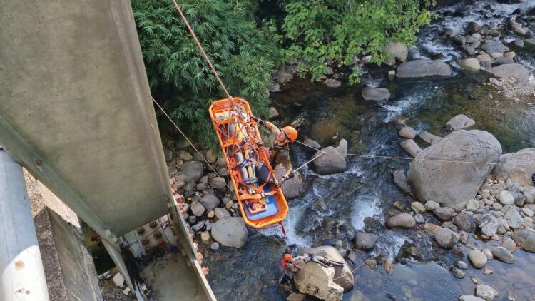 Latihan evakuasi ketinggian oleh Rescuer Kantor SAR Padang dan ABK KN SAR Yudhistira 227. (Foto: Dok. Basarnas)