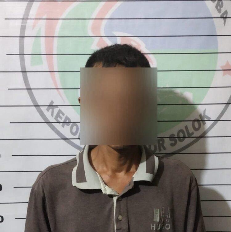 Pelaku penyalahgunaan narkotika jenis sabu-sabu di Kabupaten Solok ditangkap polisi. (Foto: Dok. Polres Solok)