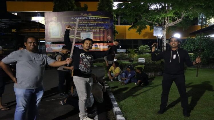 Sejumlah remaja pelaku tawuran di Padang ditangkap polisi. (Foto: Dok. Polresta Padang)