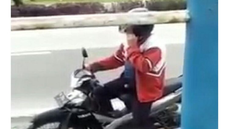 Pria di Padang ini terekam pamer alat vital ke penumpang Trans Padang. (Foto: Dok. Istimewa)