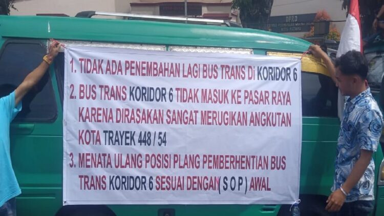 Unjuk rasa sopir angkot jurusan Pasar Raya-Pasar Baru terkait keberadaan Trans Padang koridor 6. (Foto: Dok. Muhammad Aidil)