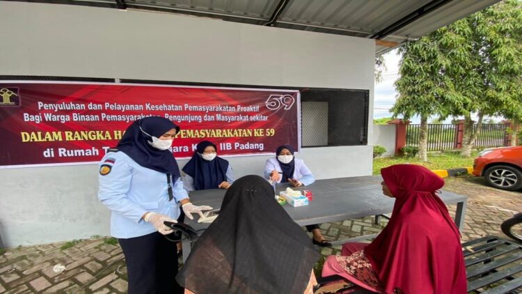 Cek kesehatan terhadap narapidana dan masyarakat sekitar Rutan Padang. (Foto: Dok. Rutan Padang)