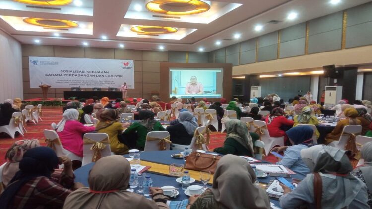 Anggota DPR RI Andre Rosiade memberikan sambutan sekaligus membuka acara Sosialisasi Kebijakan Sarana Perdagangan dan Logistik di Hotel Truntum Padang, Selasa (14/3/2023). (Foto: Dok. Adiyansyah Lubis-Radarsumbar.com)