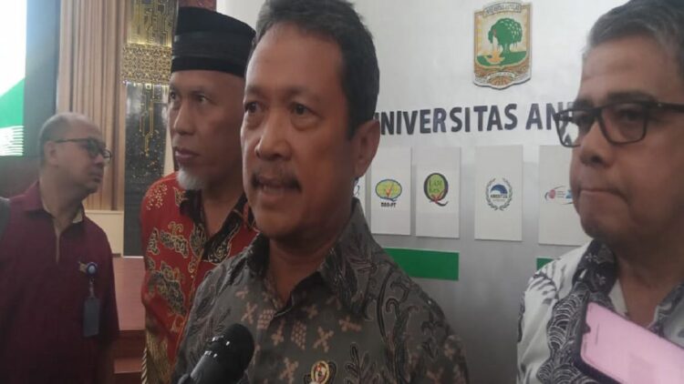 Dari kiri ke kanan: Gubernur Sumbar, Mahyeldi, Menteri Kelautan dan Perikanan, Sakti Wahyu Trenggono dan Rektor Unand, Yuliandri. (Foto: Dok. Muhammad Aidil)