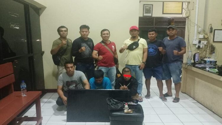 Nyolong TV Warga, Dua Pria di Padang Diringkus Polisi 1 Polsek Lubukkilangan menangkap dua pelaku pencurian televisi. (Foto: Dok. Istimewa)