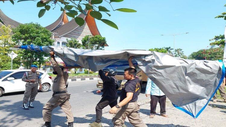 Petugas mengangkut lapak milik PKL yang berjualan di atas fasum pada Jumat (17/3/2023) siang. (Foto: Dok. Satpol PP Kota Padang)