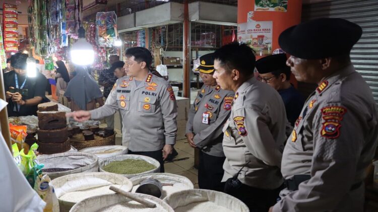 Kapolresta Padang melakukan sidak ke Pasar Raya Padang terkait stok dan harga kebutuhan pokok jelang Ramadhan. (Foto: Dok. Istimewa)