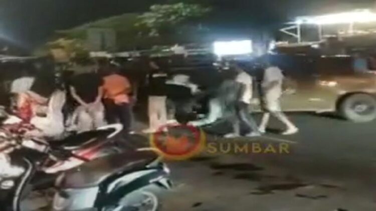 Tangkapan layar kericuhan Satpol PP Kota Padang dengan sejumlah masyarakat di kawasan Pantai Cimpago pada Minggu (26/3/2023) dini hari. (Foto: Dok. Instagram/@matarakyat_sumbar)