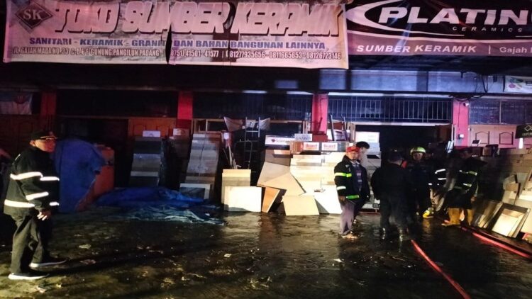 3 Petak Ruko di Padang Hangus Terbakar jelang Sahur, Kerugian Ditaksir Rp1 Miliar 1 Kebakaran di Gunung Pangilun pada Minggu (26/4/2023) dini hari. (Foto: Dok. Dinas Damkar Padang)