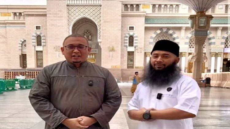 Di Madinah Ustaz Syafiq Basalamah Doakan Andre Rosiade jadi Gubernur Sumbar 1 Anggota Komisi VI DPR Fraksi Gerindra Andre Rosiade bersama Ustaz Syafiq Riza Basalamah di Madinah. (Foto: Dok. Istimewa)