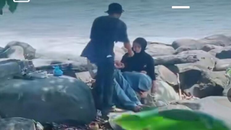 Tangkapan layar aksi pemalakan sejoli di Pantai Padang. (Foto: akun Tiktok @thantyaoz)