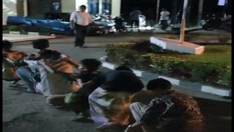 Remaja terduga tawuran digiring petugas ke Mapolsek Bungus Teluk Kabung. (Foto: Dok. Istimewa)
