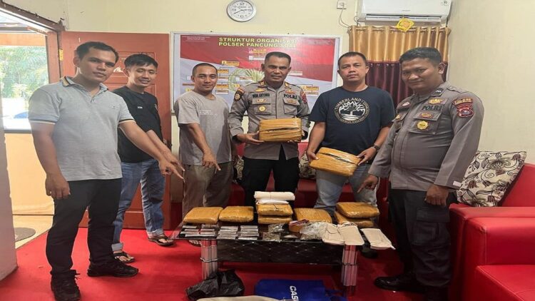 Kapolsek Pancungsoal AKP Dedi Antonis memperlihatkan barang bukti ganja yang diamankan. (Foto: Dok. Istimewa)