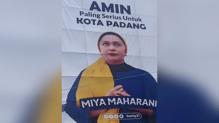 Spanduk seorang perempuan yang disebut-sebut maju sebagai Calon Wali Kota Padang. (Foto: Dok. Muhammad Aidil)