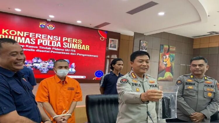 Polda Sumbar meringkus pria yang mengancam kekasihnya akan menyebar foto dan video asusila korban kepada publik agar dapat berhubungan suami istri (ANTARA/Mario SN)