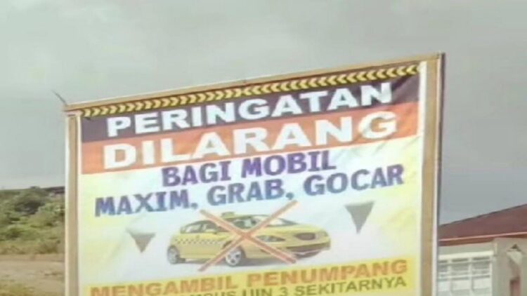 Viral usai Hadang Pengemudi Mobil Daring, 4 Orang Warga Padang Diamankan Polisi 1 Spanduk larangan bagi pengemudi online dipasang sejumlah orang saat masuk kawasan kampus III UIN Imam Bonjol Padang. (Foto: Dok. Istimewa)