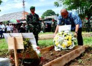 Jenazah Nenek Andre Rosiade Dimakamkan secara Militer di Padang