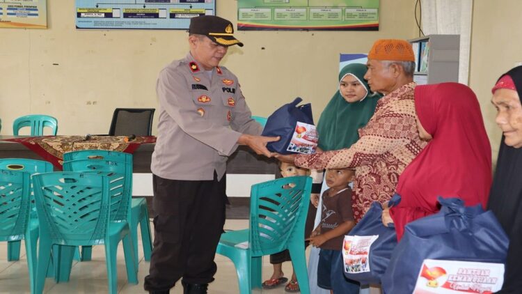 Salah satu bantuan sembako dari Polres Payakumbuh diserahkan Wakil Kapolres, Kompol Russirwan. (Foto: Dok. Polres Payakumbuh)