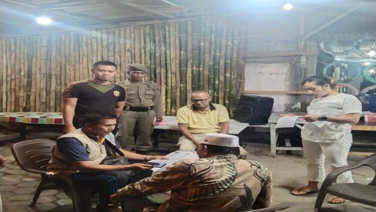 Putar Musik hingga Larut Malam, Satpol PP Padang Tegur Pemilik Warkop Ini 1 Teguran kepada pemilik warkop di kawasan Olo, Kecamatan Nanggalo karena menghidupkan musik dengan keras. (Foto: Dok. Satpol PP Padang)