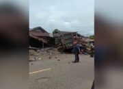 Kecelakaan di Tanahdatar, Truk Hantam Rumah dan Mobil