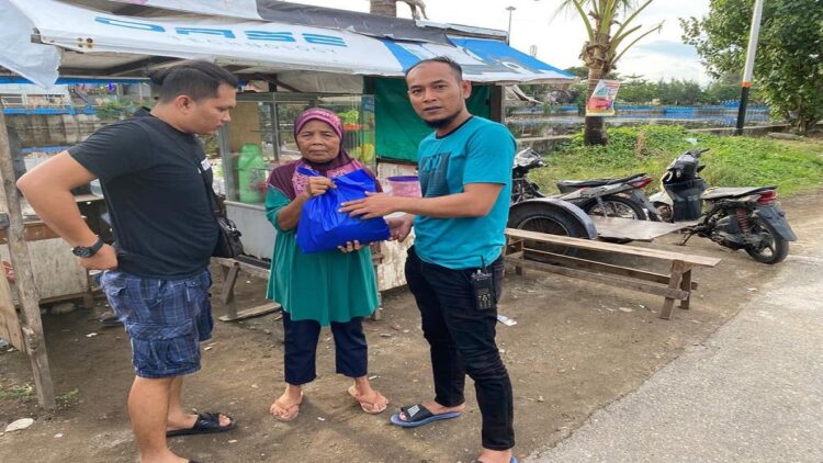 Kanit Opsnal Polresta Padang Ipda Adrian Afandi memberikan bantuan sembako kepada warga kurang mampu. (Foto: Dok. Istimewa)
