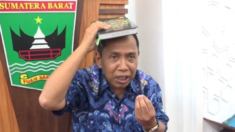 Dituding Melanggar Aturan Partai, Anggota DPRD Sumbar Ini Sumpah dengan Quran 1 Anggota DPRD Sumbar Fraksi Demokrat, Novrizon bersumpah dengan Alquran. (Foto: Dok. Istimewa)