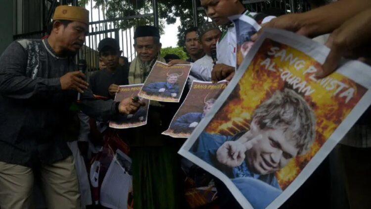 Akan Melakukan Aksi saat Ramadhan, Politisi Denmark Pembakar Al-Quran Ditolak Masuk Inggris 1 Pengunjuk rasa yang tergabung dalam Forum Umat Islam Bersatu (FUIB) membakar foto politisi asal Swedia Rasmus Paludan di depan kantor DPRD Sulsel, Makassar, Sulawesi Selatan, Jumat (27/1/2023). ANTARA FOTO/Abriawan Abhe/foc. (ANTARA FOTO/ABRIAWAN ABHE)