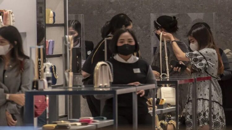 Ilustrasi - Calon pembeli memilih tas di sebuah pusat perbelanjaan di Jakarta, Rabu (16/11/2022). (ANTARA FOTO/MUHAMMAD ADIMAJA)