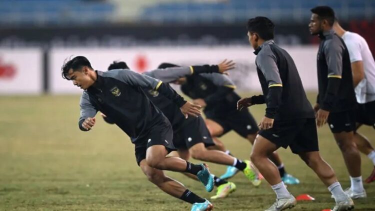 Pesepak bola Tim Nasional Indonesia Pratama Arhan (kiri) bersama rekan-rekannya berlatih dalam sesi latihan resmi jelang pertandingan leg 2 babak semi final Piala AFF 2022 di Stadion Nasional My Dinh, Hanoi, Vietnam, Minggu (8/1/2023). ANTARA FOTO/Aditya Pradana Putra/YU
