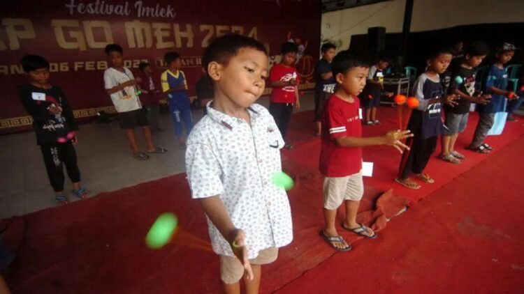 Sambut Satu Abad Jam Gadang, Wartawan dan Pemko Bukittinggi Gelar Festival Lato-Lato 1 Ilustrasi - Peserta mengikuti lomba permainan lato-lato di Taman Rakyat Slawi, Kabupaten Tegal, Jawa Tengah, Sabtu (4/2/2023). ANTARA FOTO/Oky Lukmansyah/rwa.