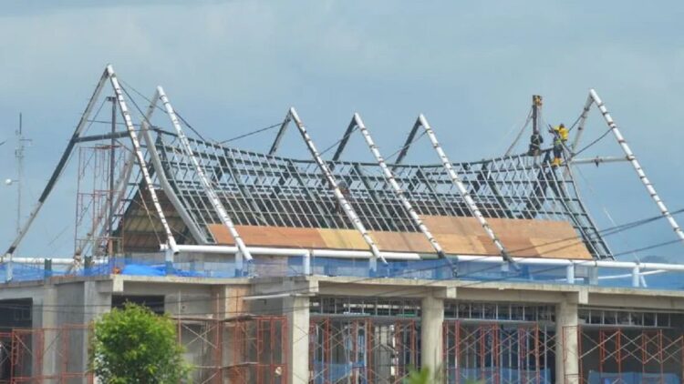 Pekerja melanjutkan pembangunan gedung DPRD Padang di Padang, Sumatera Barat, Sabtu (31/12/2022). ANTARA FOTO/Iggoy el Fitra/nym.